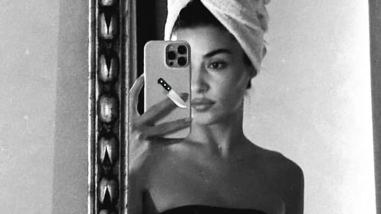 Hande Erçel aşk acısını çabuk unuttu, karın kaslarıyla sosyal medyayı salladı