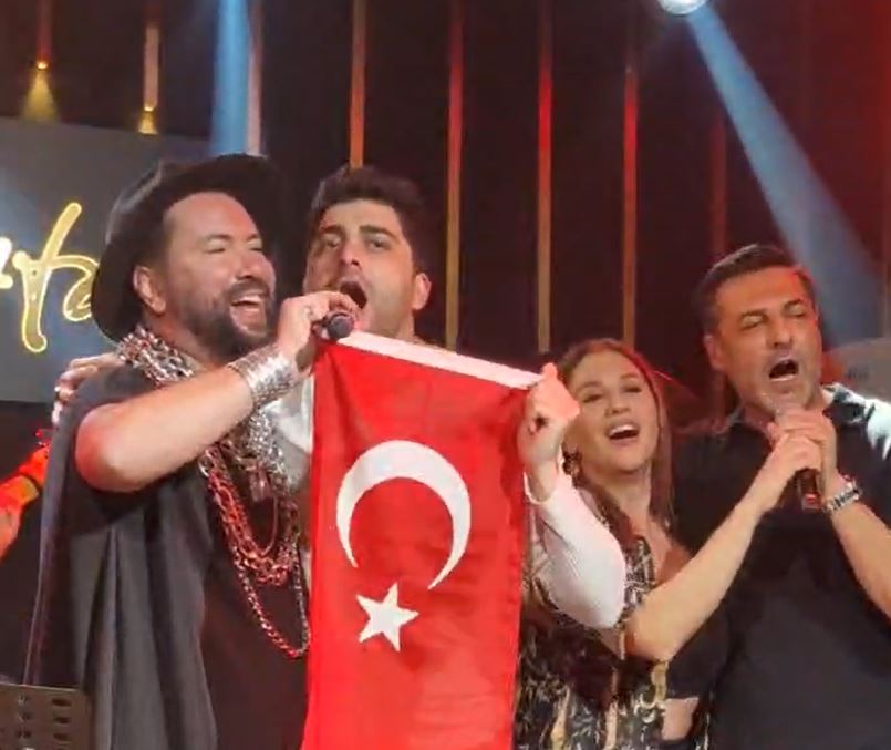Kızılcık Şerbeti dizi ekibi, İzmir Marşı’nı seslendirdi!