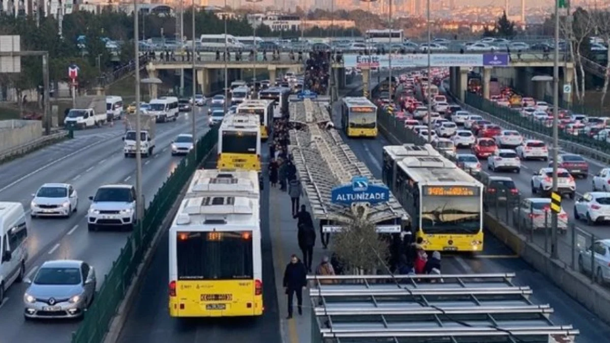 İstanbullular göbek atacak! Otobüs, vapur, metro, tramvay... Toplu taşımada yeni dönem bugün başladı!