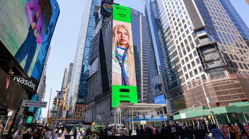 Aleyna Tilki, New York Times Meydanı'nda!