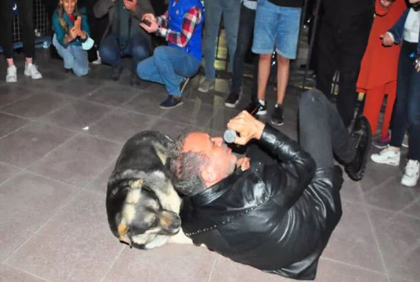 Haluk Levent sokak köpeğiyle yere uzanarak şarkı söyledi!