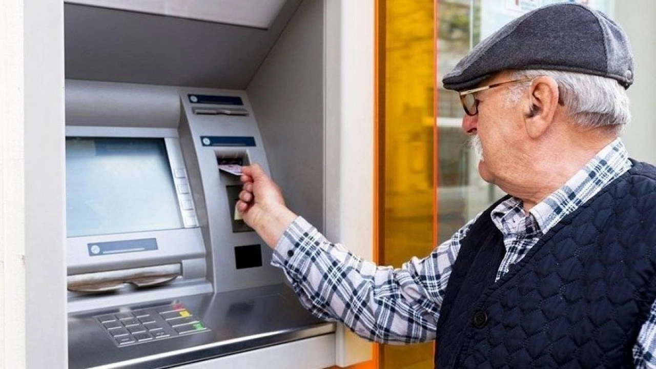 ATM’den para çekip yatıran işlem yapan milyonları ilgilendiriyor: Şifreyi tuşlarken bunu yapan bin pişman olur! 