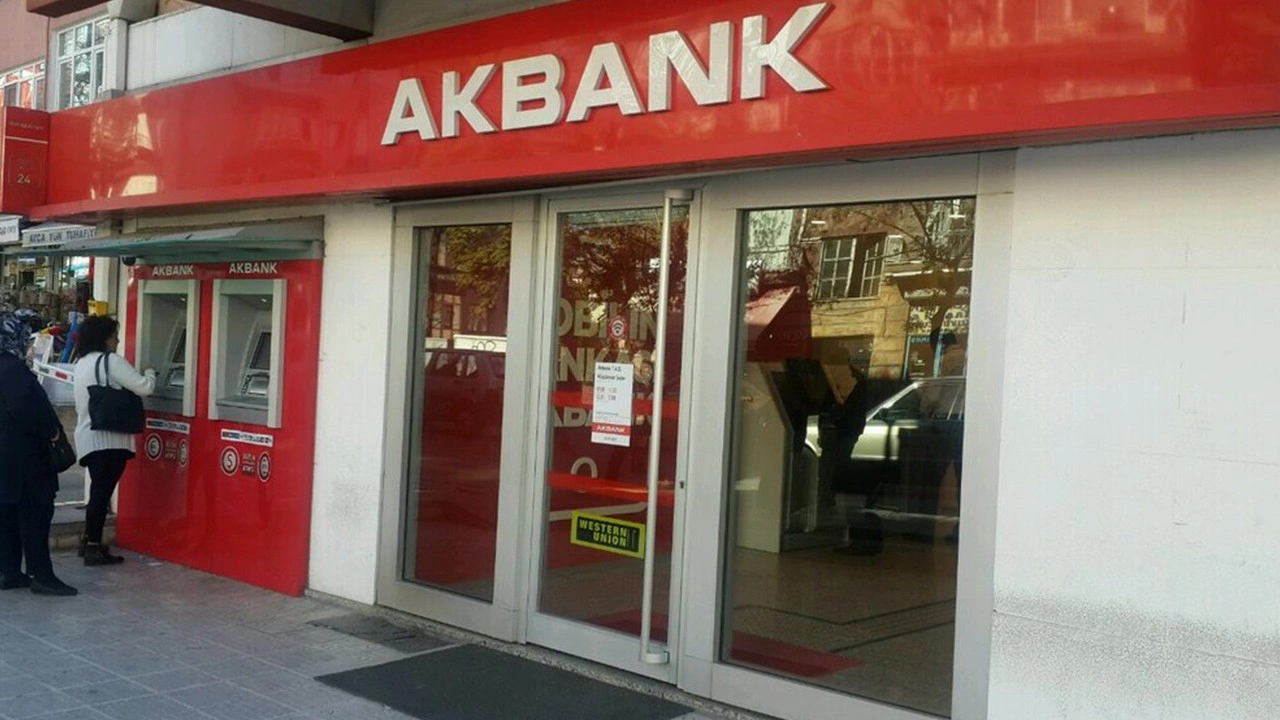 Akbank ve 2 bankadan emekliye flaş yeni ödeme haberi! 3 bankadan maaş almanızın önemi artık yok!