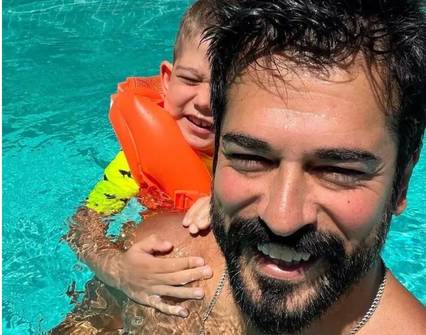 Burak Özçivit ve oğlu Karan'ın havuz keyfi