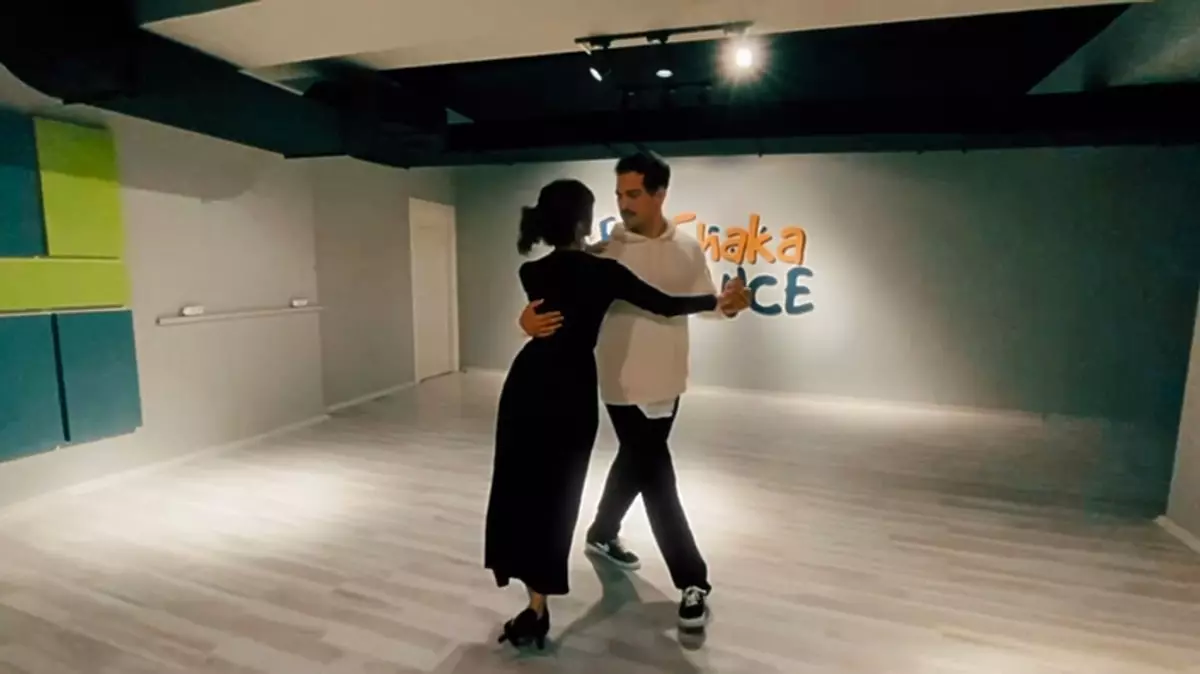 Selin Şekerci ve Çağatay Ulusoy'un dansı sosyal medyayı salladı