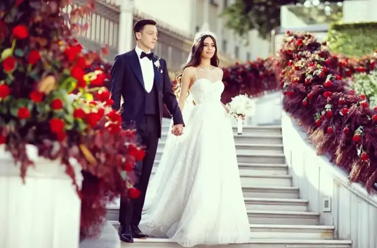 Mesut Özil'den Amine Gülşe'ye Romantik Paylaşım: 