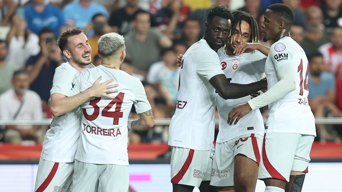 Süper Lig'de Galatasaray Rüzgarı! Antalya engelini 2-0 skorla aştı