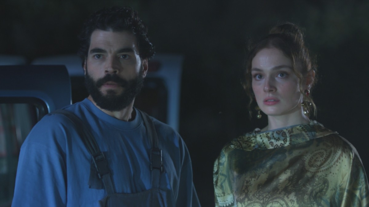 “Veliaht” Dizisinin Afişi Cannes Sokaklarında! Akın Akınözü ve Serra Arıtürk Fransa Yolcusu