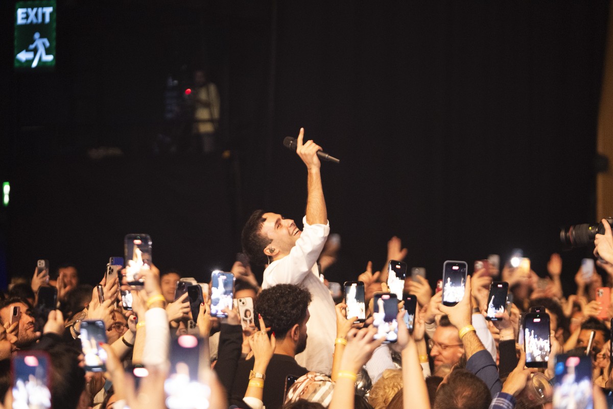 Mert Demir Seyircilerin Arasına İndi