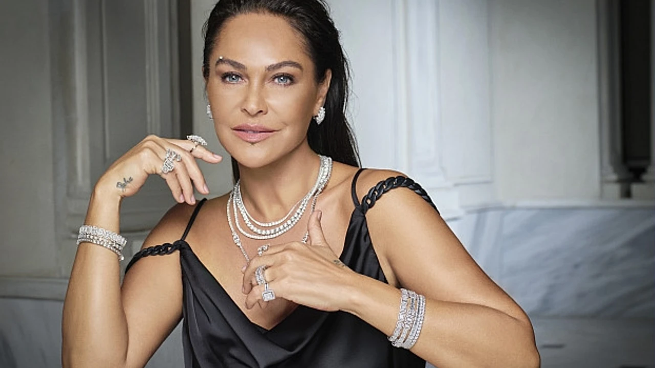 Hülya Avşar Setlere Geri Dönüyor: Yeni Dizi Teklifini Beğendiğini Açıkladı